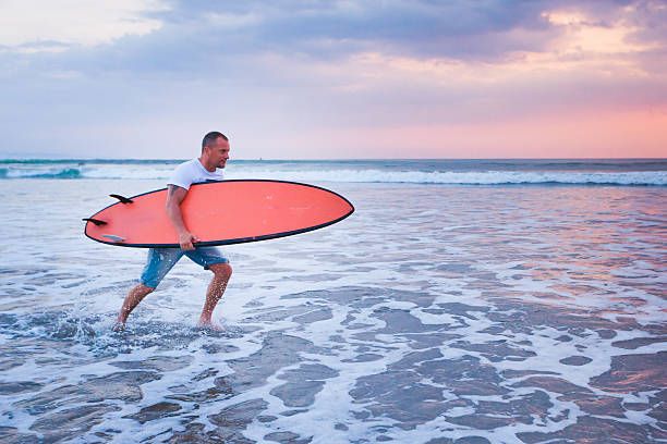 surfer jazdy - kuta beach zdjęcia i obrazy z banku zdjęć