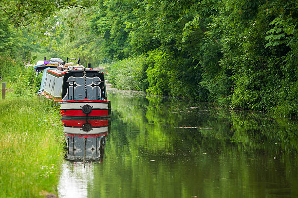 canal. oxford, england - canal narrow boat nautical vessel england fotografías e imágenes de stock