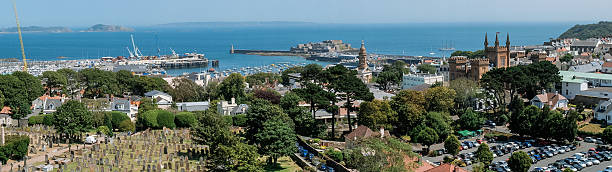 saint-pierre-port, vu depuis elizabeth tower - herm photos et images de collection