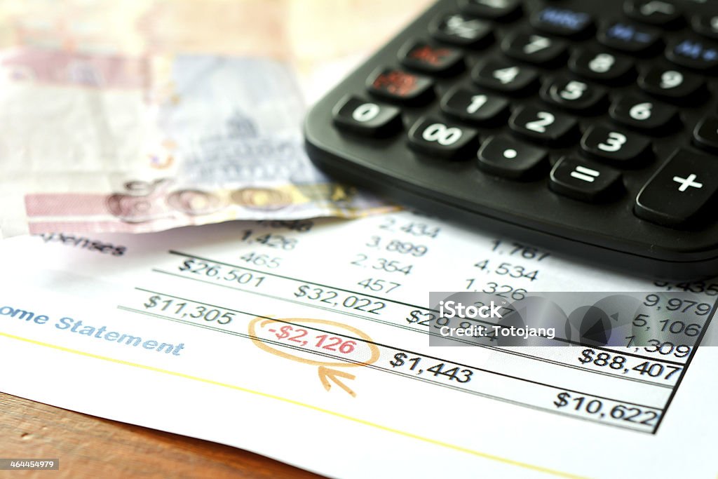 Finanças relatório orçamental com dinheiro - Foto de stock de Calculadora royalty-free