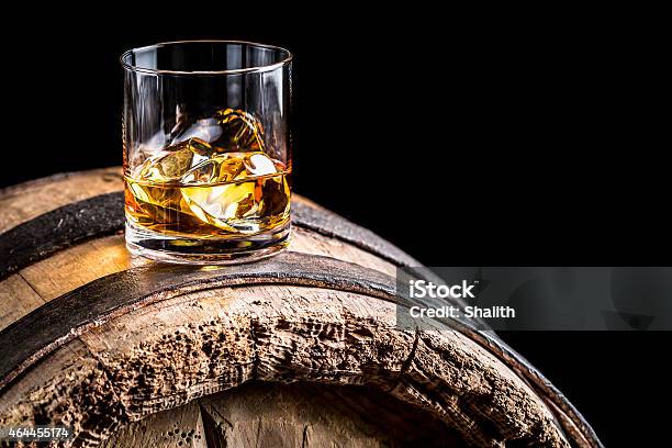 ウィスキーをグラスを氷で古い木製樽 - ウイスキーのストックフォトや画像を多数ご用意 - ウイスキー, 樽, スコッチウイスキー
