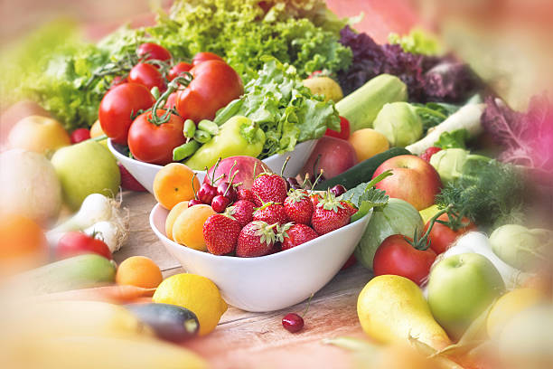 新鮮なオーガニック野菜と果物のテーブル - kohlrabi on food ripe ストックフォトと画像