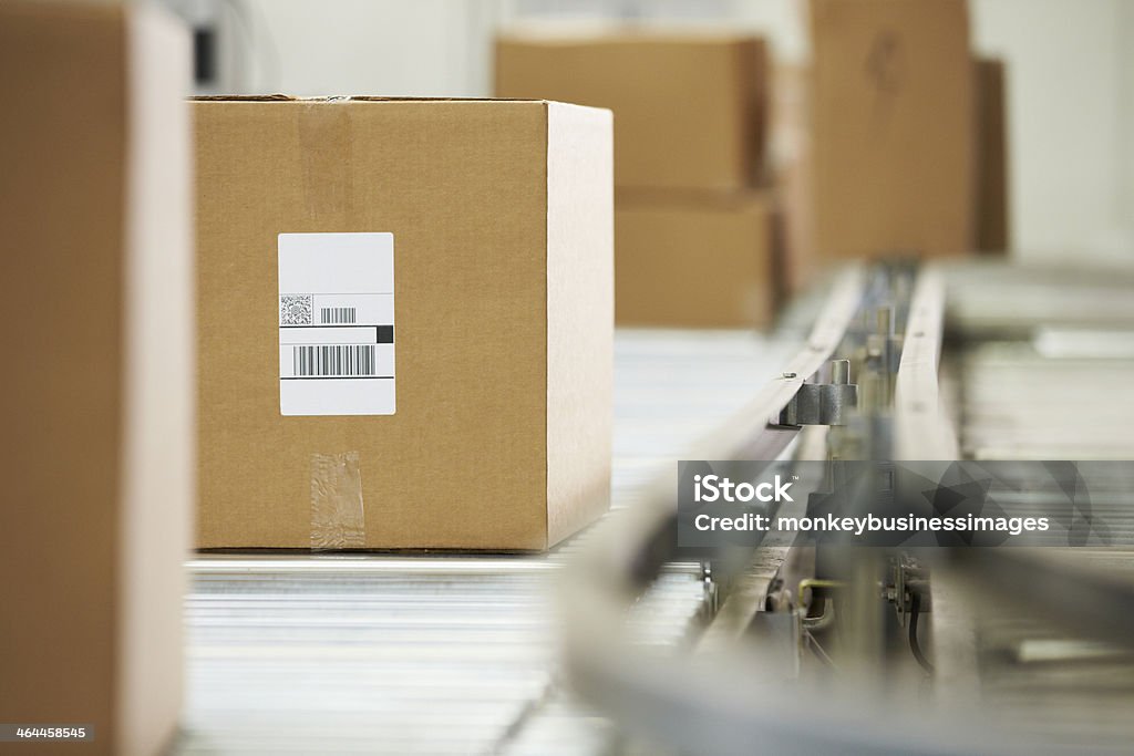 Waren auf Förderband In der Distribution Warehouse - Lizenzfrei Schachtel Stock-Foto