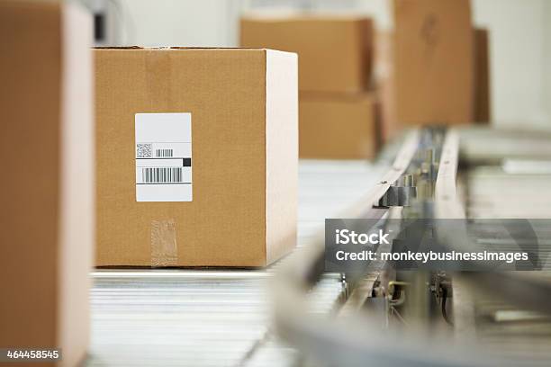 Waren Auf Förderband In Der Distribution Warehouse Stockfoto und mehr Bilder von Schachtel - Schachtel, Lagerhalle, Fließband