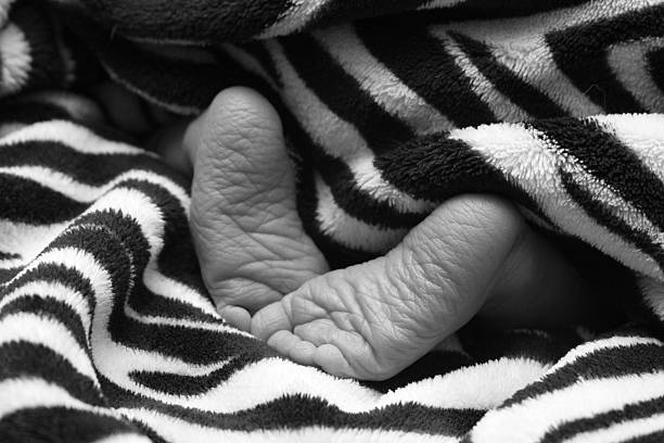 小さな足 - human foot baby black and white newborn ストックフォトと画像