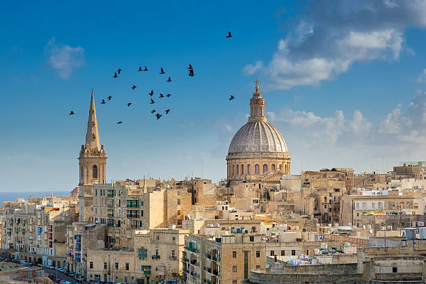 バレッタ都市に飛ぶ鳥の建物 - マルタ島 ストックフォトと画像