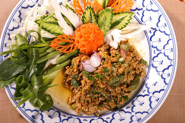 salade épicée de porc thaï le printemps - tyle photos et images de collection