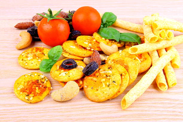 méditerranéenne en-cas, pizzas et des biscuits, secs, noix et d'olives, de tomates - appetizer bread breakfast cashew photos et images de collection