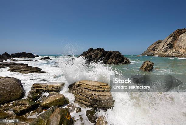 Onda Delloceano Atlantico In Seguito A Crash In Rocky Portoghese Shore - Fotografie stock e altre immagini di Acqua