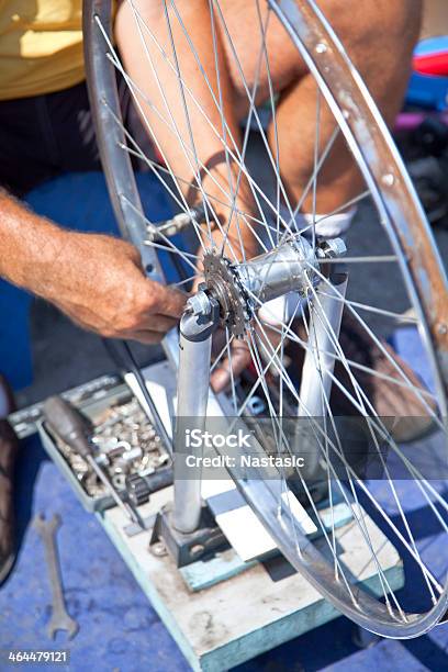 Велосипедная Ремонт — стоковые фотографии и другие картинки Велосипед - Велосипед, Вертикальный, Гаечный ключ