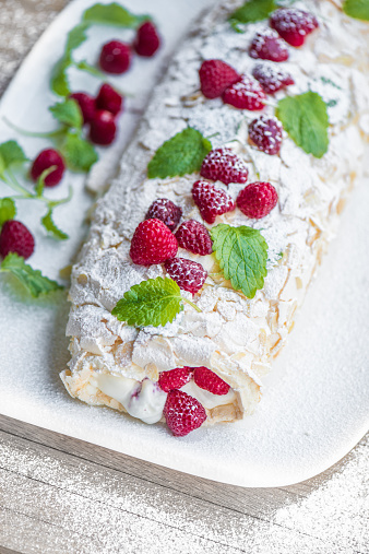 Meringue roulade with raspberries