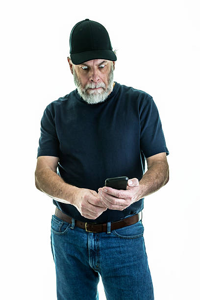пожилой возраст рабочий человек шокированы смартфон текстовое сообщение - поле шляпы стоковые фото и изображения