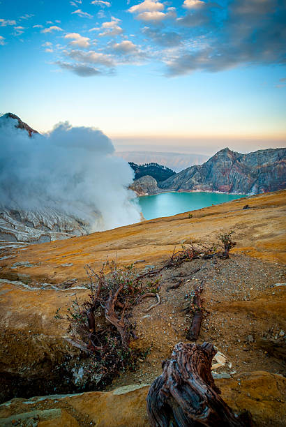 kawah ijen cráter en la mañana, el amanecer, java, indonesia - sulfuric fotografías e imágenes de stock