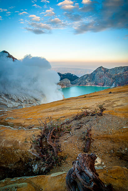 kawah ijen cratera vulcânica situada no dia amanhecer, java, indonésia - sulfuric - fotografias e filmes do acervo