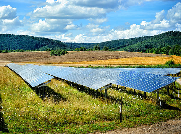 paisagem com campo de energia solar - blue cloudscape contemporary electricity imagens e fotografias de stock