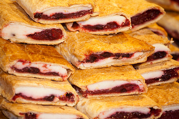 strudel copieux faits maison avec cerise sure et de fromage blanc en faisselle costa rica - stroodle photos et images de collection