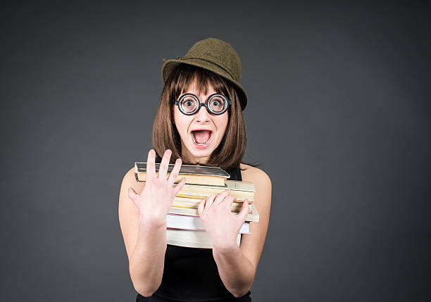 estudiantes en gafas divertido con libros sobre gris. nerd chica. - nerd student female exam fotografías e imágenes de stock
