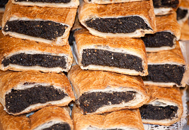 strudel copieux faits maison avec graines de pavot crème raffinés - stroodle photos et images de collection