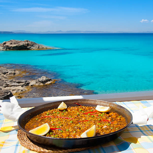 reis-paella mediterrane speisen in balearen - insel formentera stock-fotos und bilder