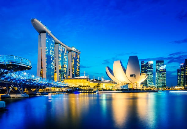 vista de los edificios de la ciudad de singapur marina bay sands, singapur - artscience museum fotografías e imágenes de stock