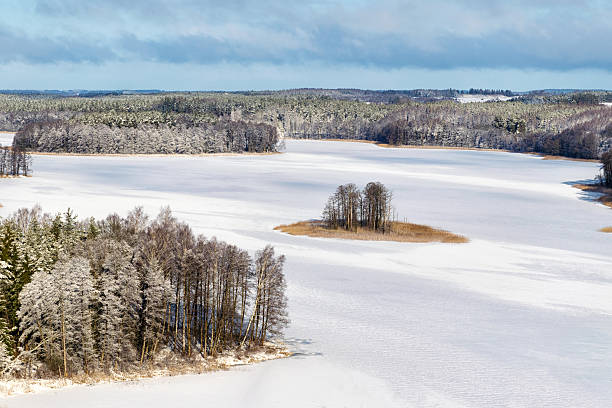 frozen jedzelewo lac - horizon over water white green blue photos et images de collection