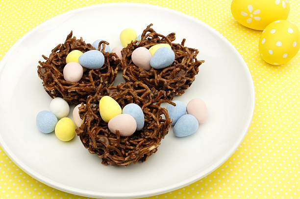 wiosna czekolada gniazda pełne wielkanocne na żółtym korkiem - birds nest animal nest animal egg blue zdjęcia i obrazy z banku zdjęć