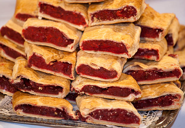 strudel di riempimento in casa con panna acida ciliegia - stroodle foto e immagini stock