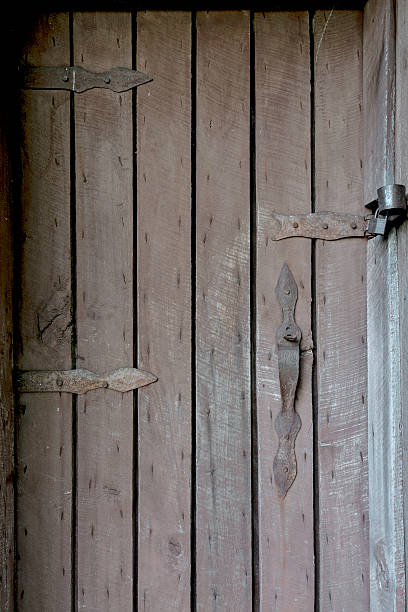 Locked wood door and handle Old wood door with antique hinge and lock kearney county stock pictures, royalty-free photos & images