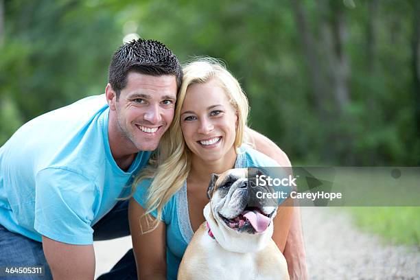 Photo libre de droit de Heureux Couple Avec Un Chien banque d'images et plus d'images libres de droit de Activité de loisirs - Activité de loisirs, Adulte, Amour