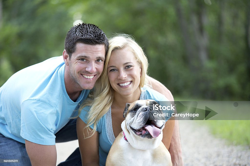 Coppia felice con cani - Foto stock royalty-free di Abbigliamento casual