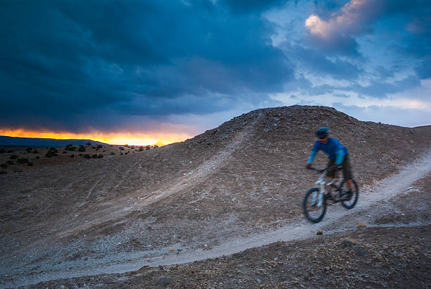 sport na świeżym powietrzu i wypraw - moody sky dark saturated color extreme terrain zdjęcia i obrazy z banku zdjęć