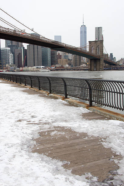 inverno neve na ponte de brooklyn - connection usa brooklyn bridge business imagens e fotografias de stock