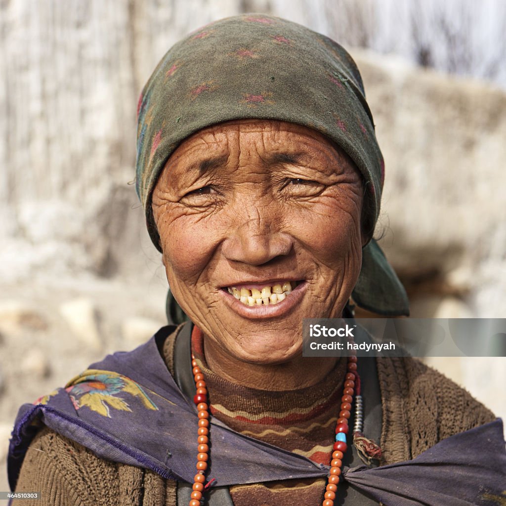 Tibetano mujer con rosary medida. - Foto de stock de Tercera edad libre de derechos