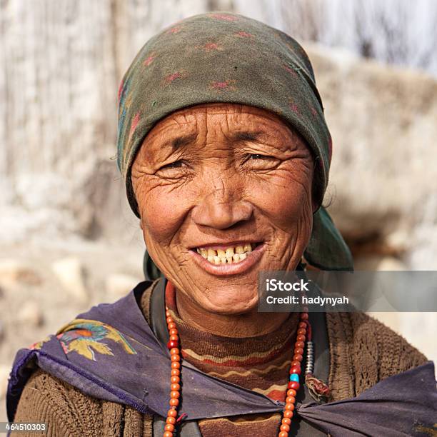 Photo libre de droit de Prière Tibétain Femme Avec Du Rosaire banque d'images et plus d'images libres de droit de Troisième âge - Troisième âge, Adulte, Annapurna Conservation Area