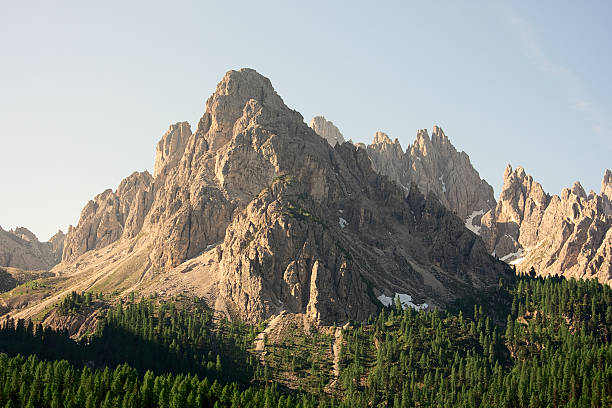 monte paterno nel sesto dolomiti. italia. - tirol season rock mountain peak foto e immagini stock