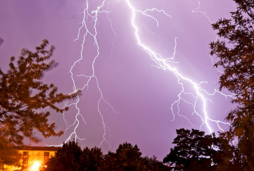 Tormenta eléctrica con lightnings a la ciudad photo