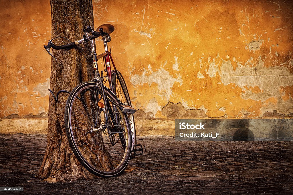 自転車、木の壁にトラステヴェレ、ローマ（イタリア） - イタリアのロイヤリティフリーストックフォト