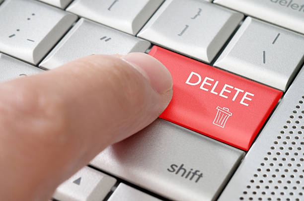 concept d'affaires mâle doigt pointant du doigt touche delete - deleting photos et images de collection