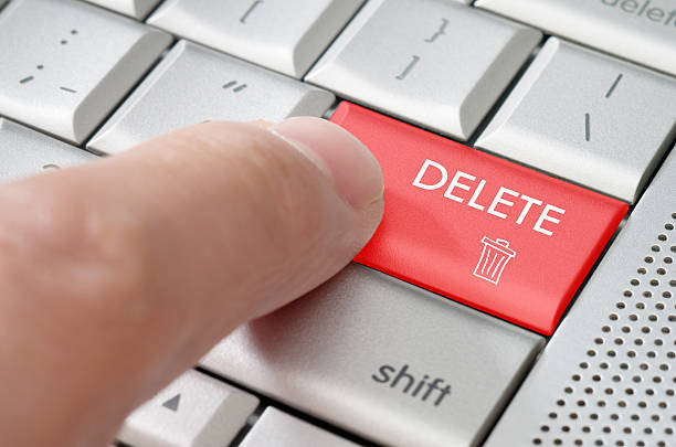 concetto di business maschio dito rivolto tasto delete (cancellare) - deleting foto e immagini stock