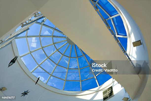 抽象的なブルーの幾何学模様の天井 - イルミネーションのストックフォトや画像を多数ご用意 - イルミネーション, ガラス, クローズアップ