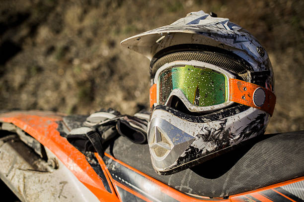 dirty motorrad-motocross-helm und brille - safe ride stock-fotos und bilder