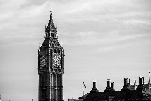 monocromático close-up da torre do relógio big ben em londres - london england victorian style big ben dark - fotografias e filmes do acervo