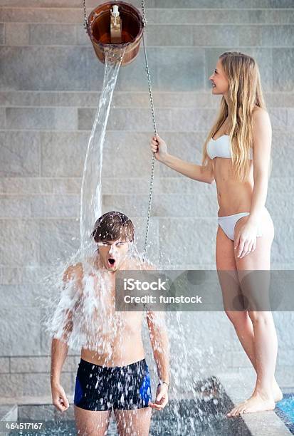 Pareja Adolescente Jugando Con Ducha Fría Foto de stock y más banco de imágenes de Ducha - Ducha, Frío, Mujeres