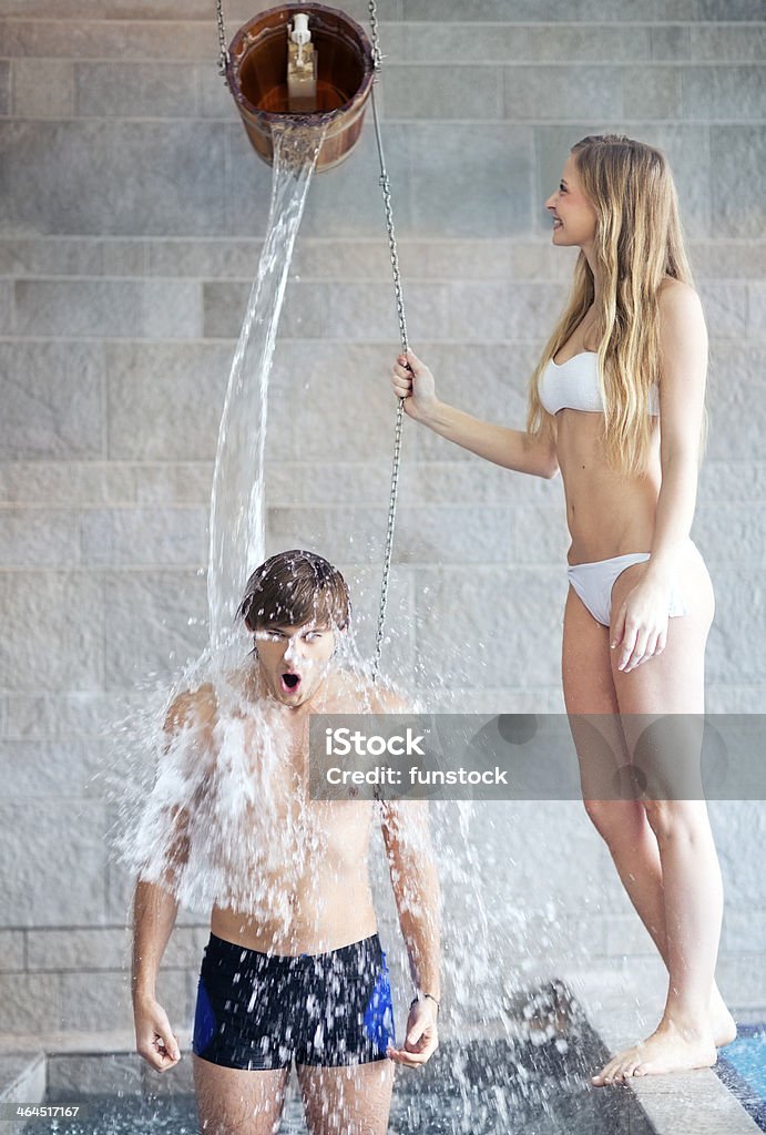 couple d'adolescents jouant sous une douche froide - Photo de Douche libre de droits