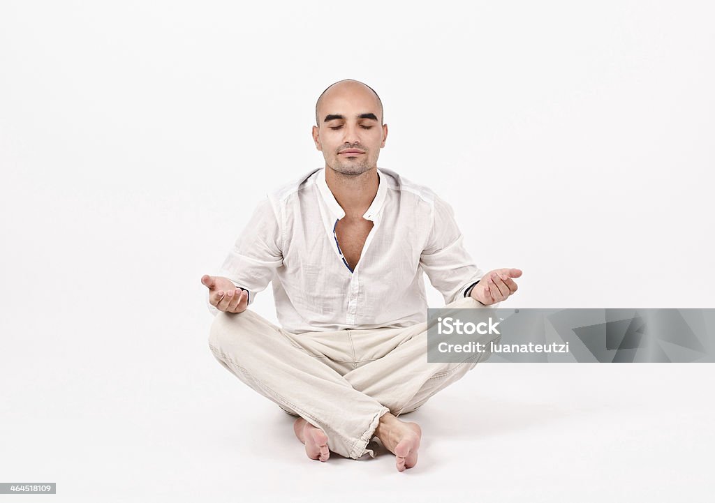 Uomo in posizione di yoga. - Foto stock royalty-free di Abbigliamento casual