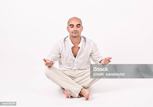 Uomo In Posizione Di Yoga - Fotografie stock e altre immagini di Abbigliamento casual - Abbigliamento casual, Adulto, Arto - Parte del corpo