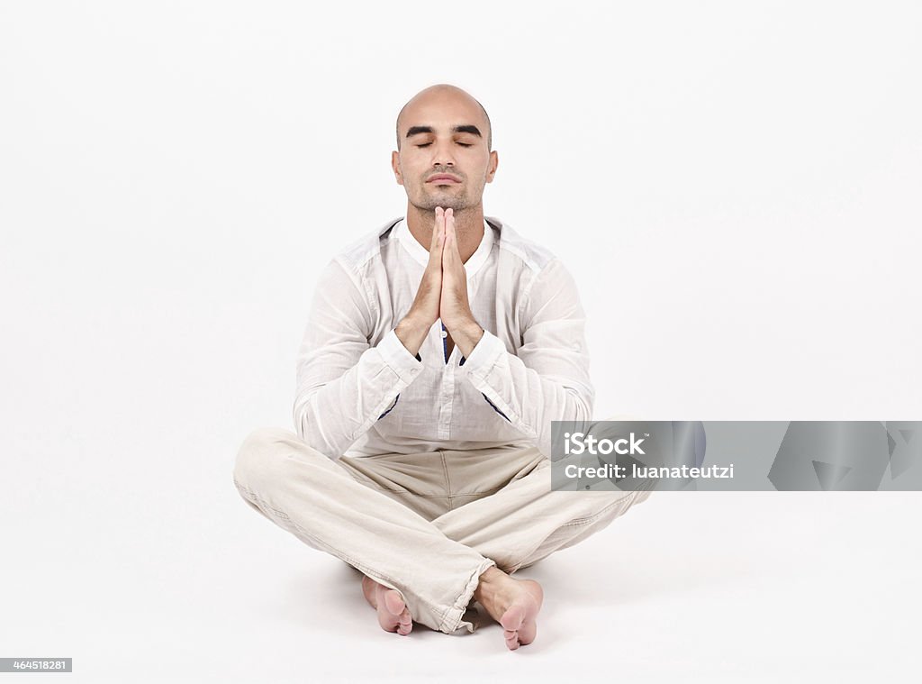 Homme en yoga position. - Photo de Adulte libre de droits