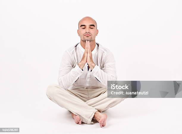 Photo libre de droit de Homme En Yoga Position banque d'images et plus d'images libres de droit de Adulte - Adulte, Assis, Barbe de 3 jours