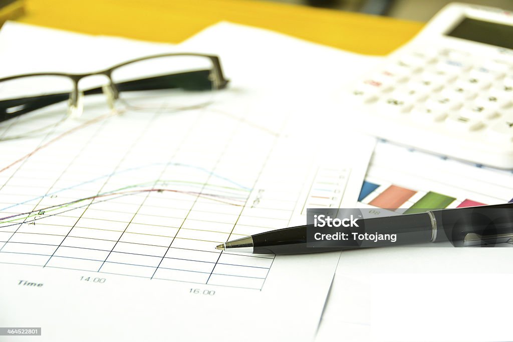 Diagramm mit Stift, Gläser und Rechner - Lizenzfrei Bildung Stock-Foto