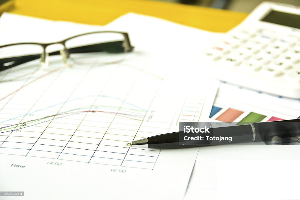 Grafico con penna, occhiali e Calcolatrice - Foto stock royalty-free di Affari